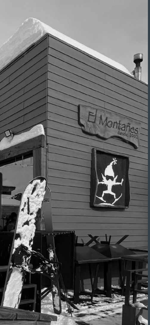 Exterior do El Montañés La Parva durante o inverno