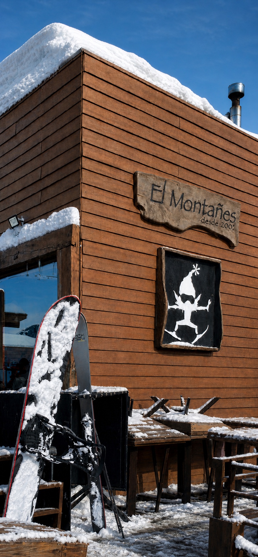 Exterior de El Montañés La Parva durante el invierno
